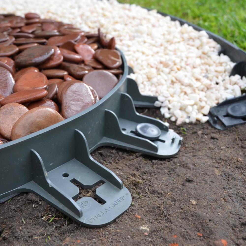 runde Rasenkante mit innenliegendem braunen Kies