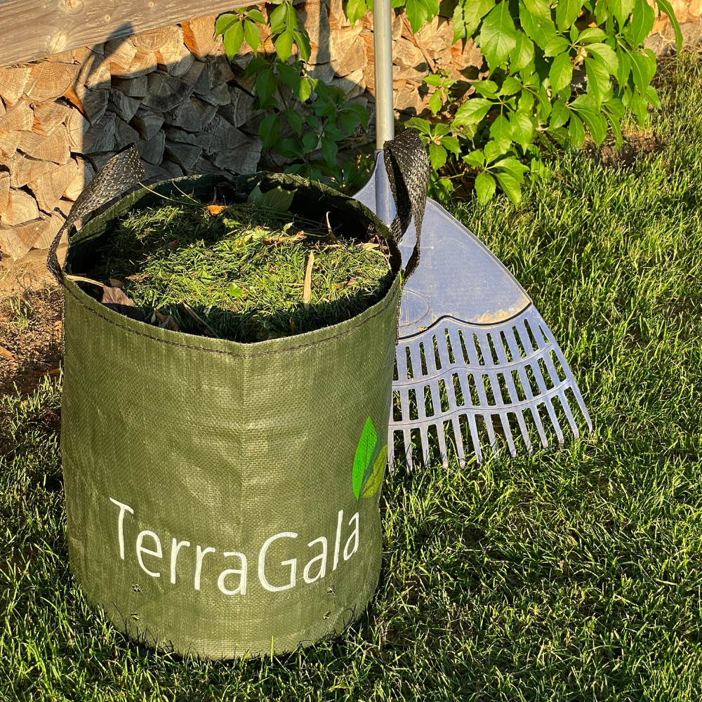 Laubsack von TerraGala mit Laub gefüllt