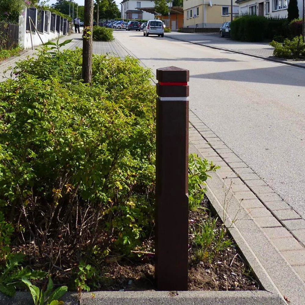 Verkehrsberuhigte Zone mit Straßenpollern