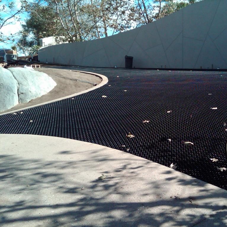 Auffahrt mit versiegelungsfreien Rasengittern