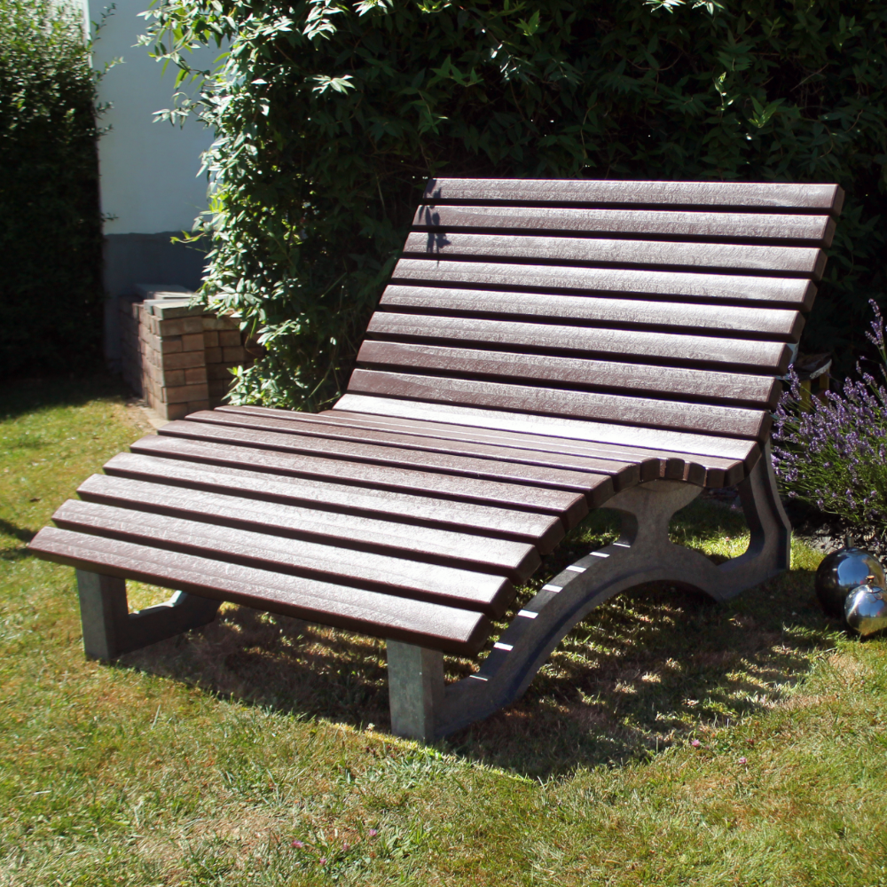 braune Liegebank Aveto im Vorgarten perfekt zum sonnen