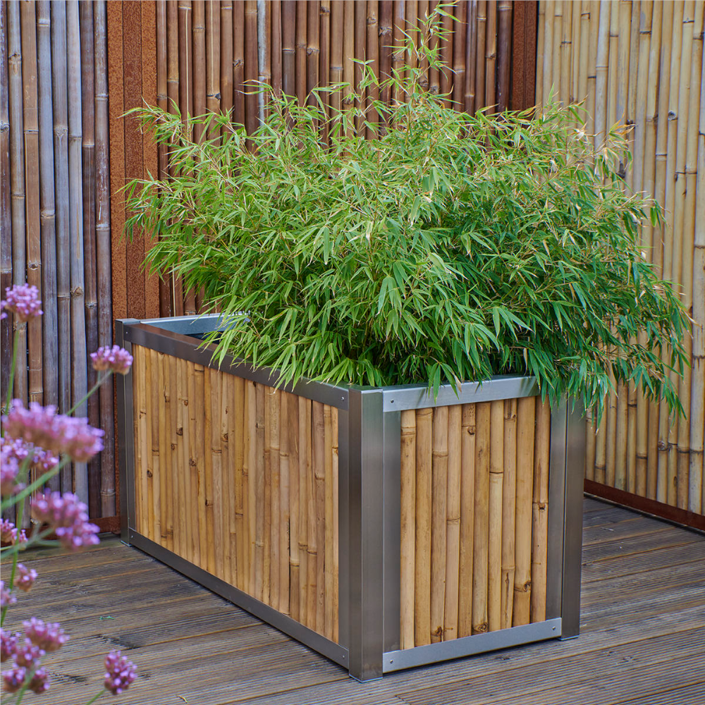 Hochbeet aus Edelstahl mit Seiten aus Bambus, bepflanzt