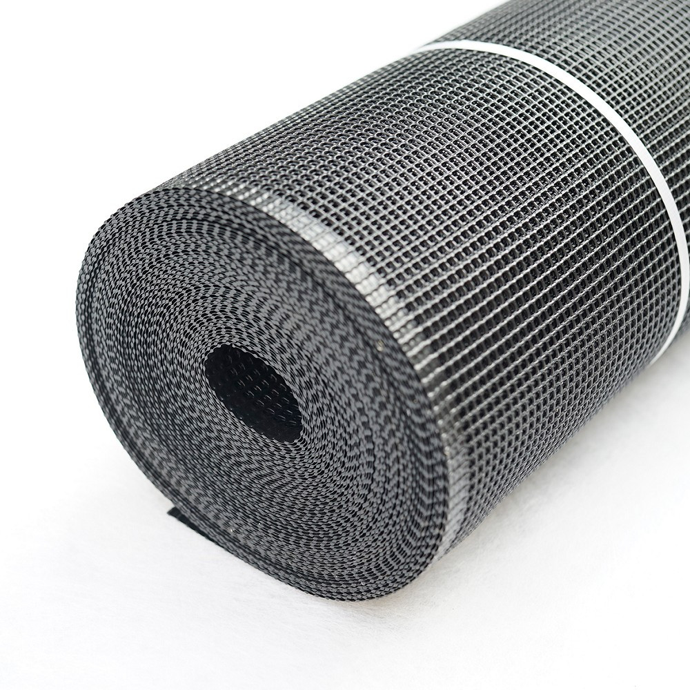 eine Rolle schwarzer Kunststoffzaun von der Seite