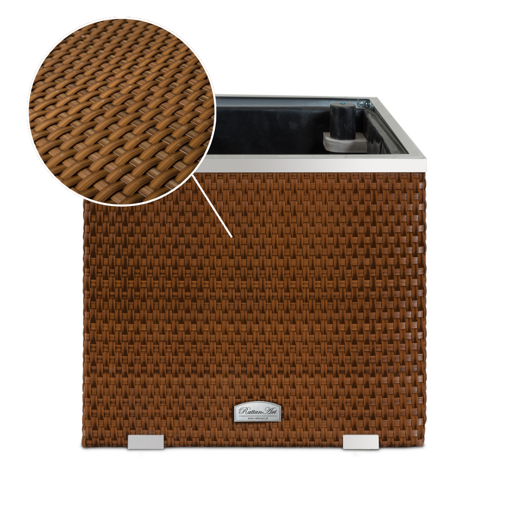 Rattan Blumenkübel mit intelligenter Bewässerung, 50cm x 50cm x 43cm Brauner Pflanzkübel in Rattanoptik mit lila Blumen bepflanzt