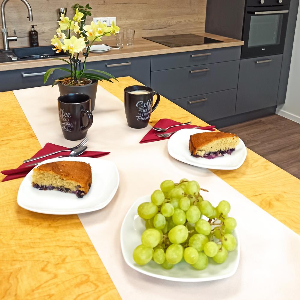 Gedeckter Tisch mit beige Tischläufer