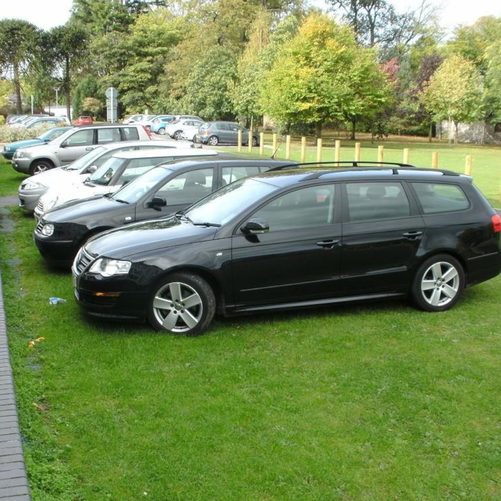 Rasenparkplatz mit dem Rasensaatvlies und GrassProtecta Rasengitter
