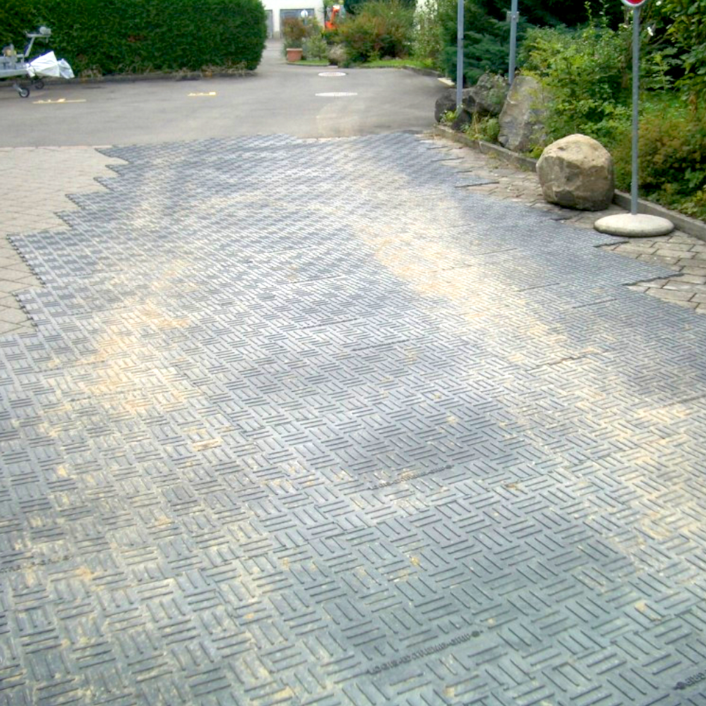 Baustellenzufahrt geschützt mit Bodenschutzplatten