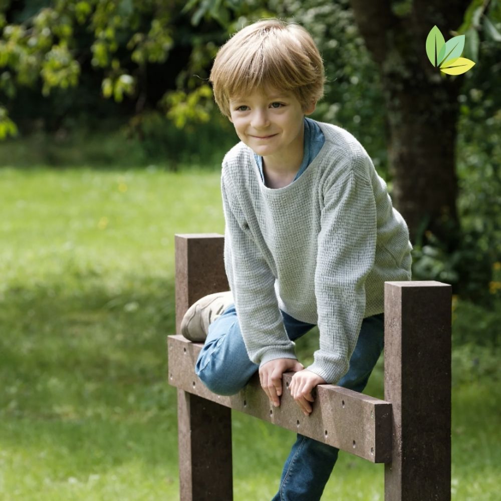 Kind spielt auf Vierkantpfosten: keine Verletzungsgefahr