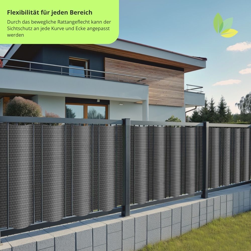 Rattangeflecht in Grau ist durch Drahtzaun geflochten